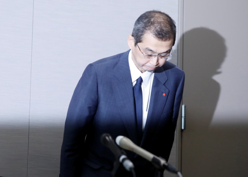 © Reuters. Takata Corp. Chairman and CEO Shigehisa Takada bows as he leaves a news conference after the company's decision to file for bankruptcy protection in Tokyo, Japan