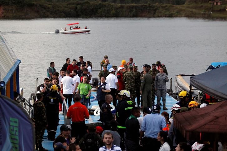 © Reuters. Nueve personas mueren al naufragar un barco lleno de turistas en Colombia