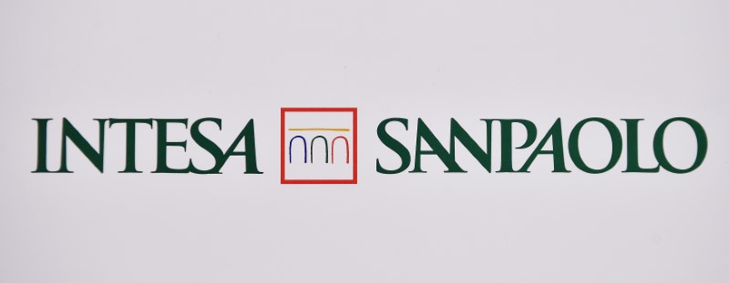 © Reuters. FILE PHOTO: Intesa Sanpaolo bank logo is seen at the headquarters during shareholders' meeting in Turin