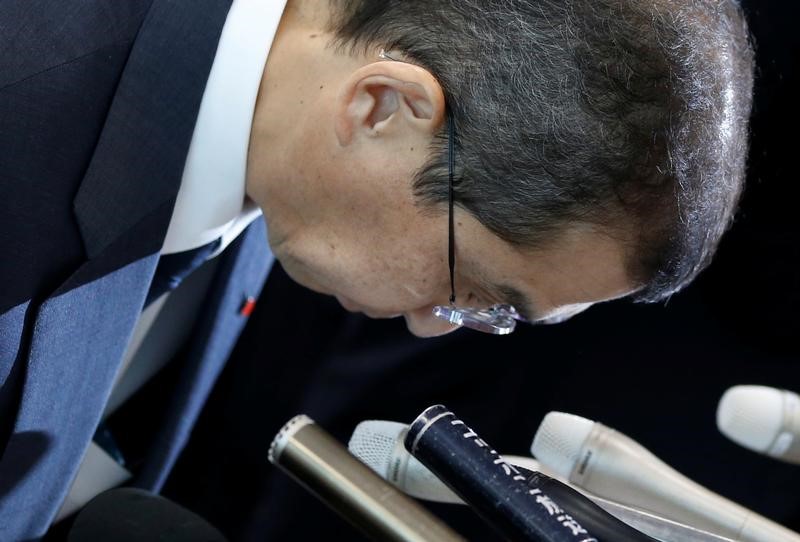 © Reuters. Takata Corp. Chairman and CEO Shigehisa Takada bows as he attends a news conference after the company's decision to file for bankruptcy protection in Tokyo, Japan