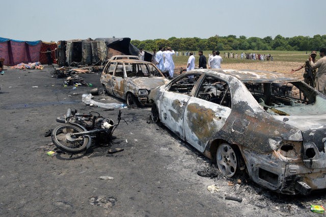 © Reuters. Burnt out cars and motorcycles are seen at the scene of an oil tanker explosion in Bahawalpur