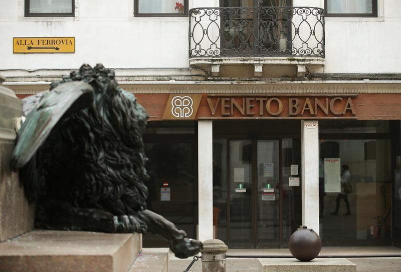 © Reuters. Una sede di Veneto Banca a Venezia