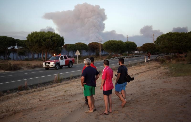 © Reuters. Sigue activo el foco del incendio más cercano a Doñana