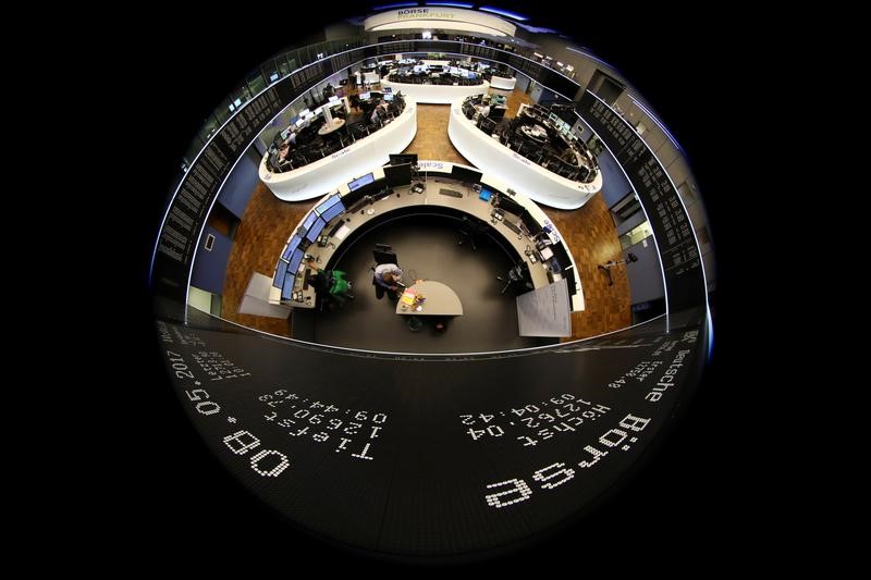 © Reuters. Traders work in front of the German share price index, DAX board, at the stock exchange in Frankfurt