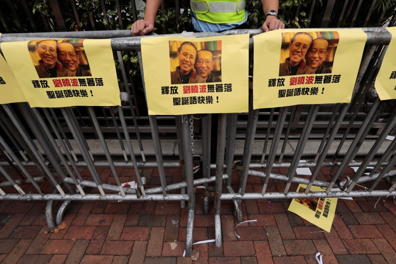© Reuters. El Nobel de la Paz Liu Xiaobo sale de la cárcel enfermo de cáncer
