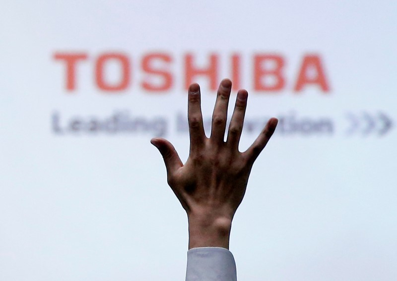 © Reuters. A reporter raises his hand for a question during a news conference by Toshiba Corp CEO Satoshi Tsunakawa at the company headquarters in Tokyo