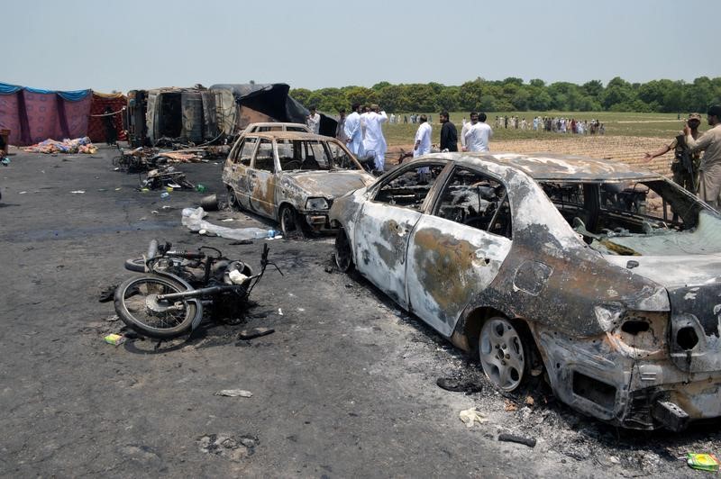 © Reuters. ضحايا حريق صهريج نفط يتدفقون على مستشفيات باكستان بعد مقتل 146