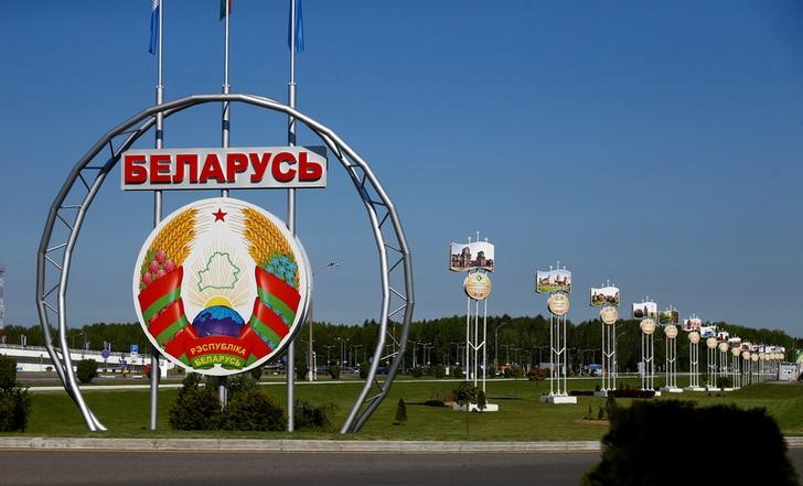 © Reuters. Герб Белоруссии в Международном аэропорту Минска