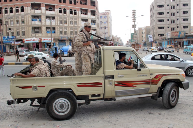 © Reuters. FILE PHOTO: Yemeni Army soldiers patrol a street in Mansoura District, in Aden