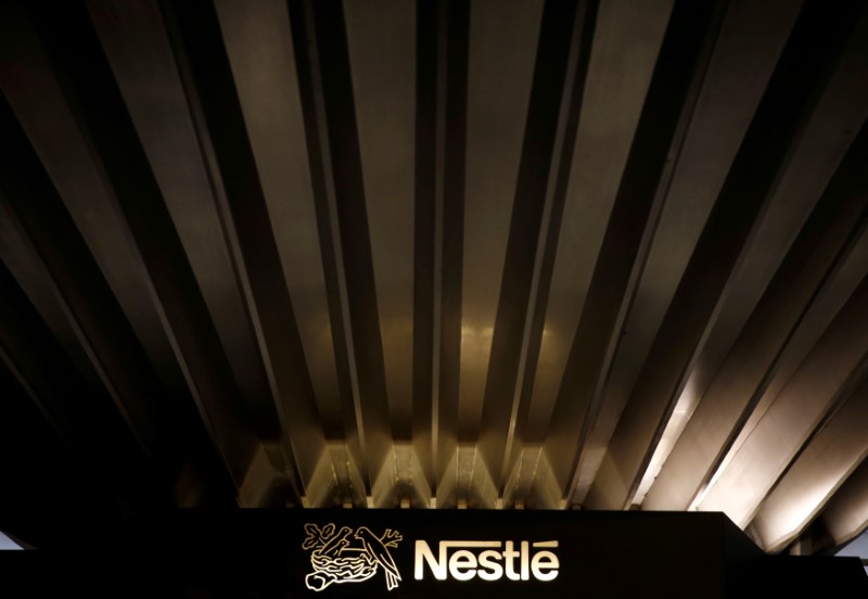 © Reuters. FILE PHOTO -  A Nestle logo is pictured on the company headquarters in Vevey