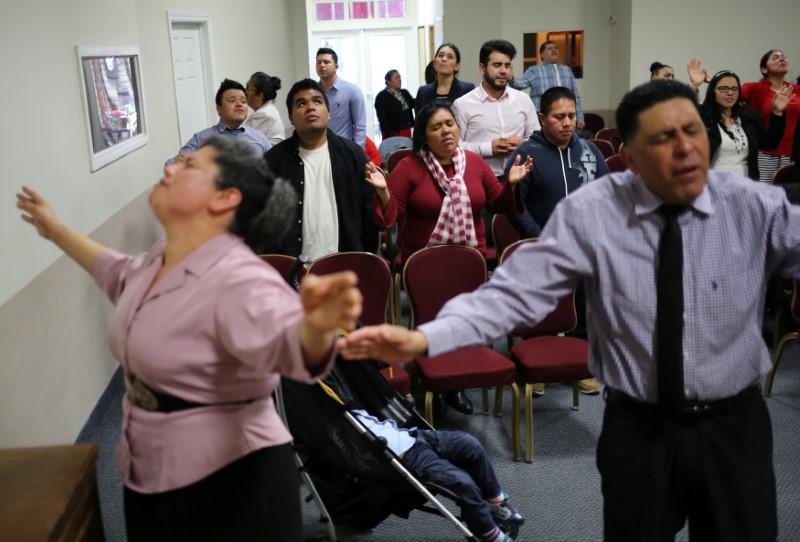 © Reuters. Hondurans seeking refugee status in Canada attend church in Toronto