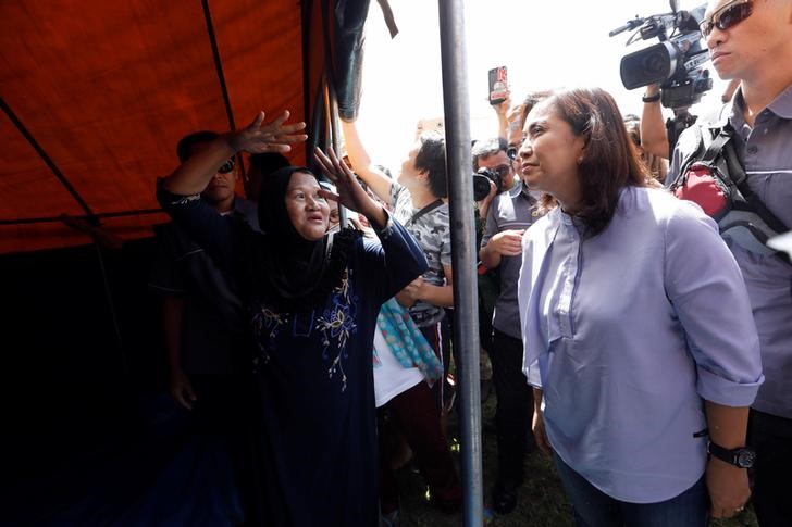 © Reuters. نائبة رئيس الفلبين تزور نازحين فروا من معارك ماراوي