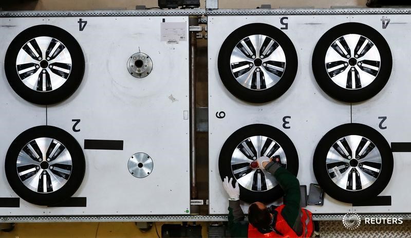 © Reuters. Worker assembles tyres for a VW e-Golf electric car in Dresden