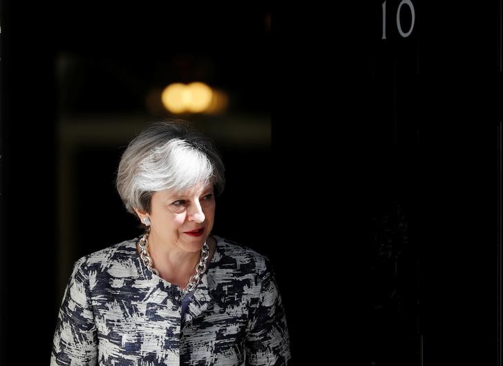 © Reuters. Britain's Prime Minister, Theresa May, waits to greet Democratic Unionist Party Leader Arlene Foster, in Downing Street, in central London