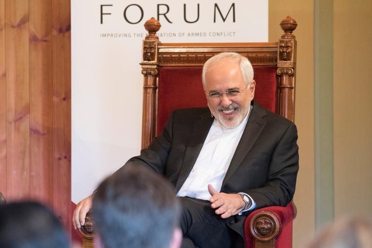 © Reuters. Iran's FM Zarif smiles during opening of Oslo Forum at Losby Gods outside Oslo