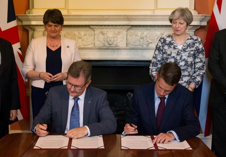 © Reuters. Premiê britânica, Theresa May, e líder do DUP, Arlene Foster, acompanham assinatura de acordo