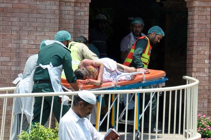 © Reuters. Vítima de explosão de caminhão-tanque é levada para hospital em Multan, no Paquistão