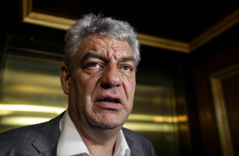 © Reuters. Economy Minister Mihai Tudose, Romania’s ruling Social Democrats pick to replace the prime minister they ousted last week, talks with media in Bucharest