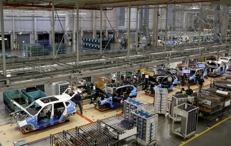© Reuters. An overall view of the assembly line where the BMW X4 is made at the BMW manufacturing plant in Spartanburg