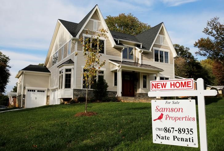 © Reuters. FILE PHOTO: A real estate sign advertising a new home for sale is pictured in Vienna, Virginia