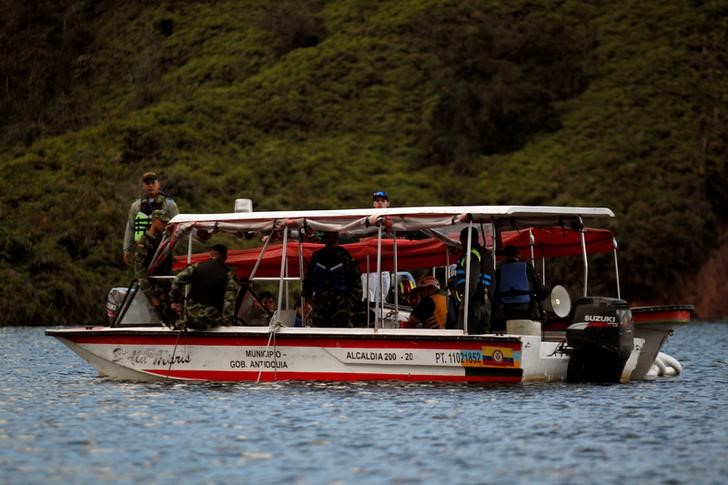 © Reuters. Equipes de resgate buscam vítimas de naufrágio na Colômbia