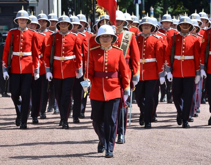 © Reuters. Capitã Megan Couto na cerimônia da troca da guarda no palácio de Buckingham, em Londres