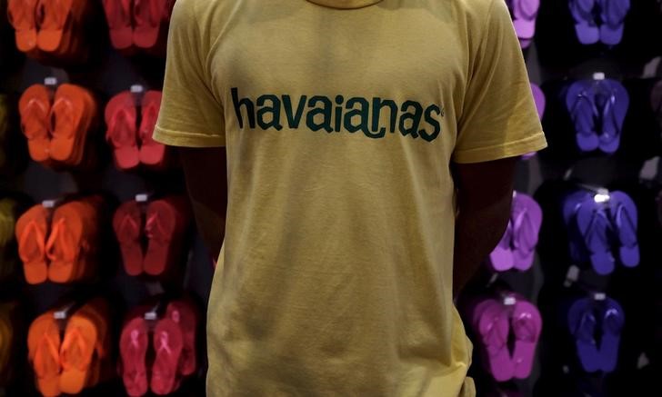 © Reuters. Funcionário de loja Havaianas com a camiseta da famosa marca de chinelos