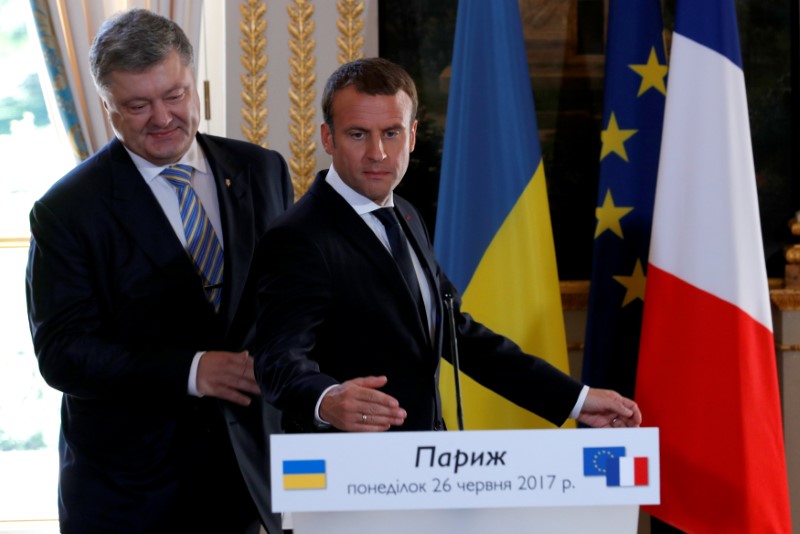 © Reuters. French President Emmanuel Macron and Ukrainian President Petro Poroshenko attend a joint news conference at the Elysee Palace in Paris