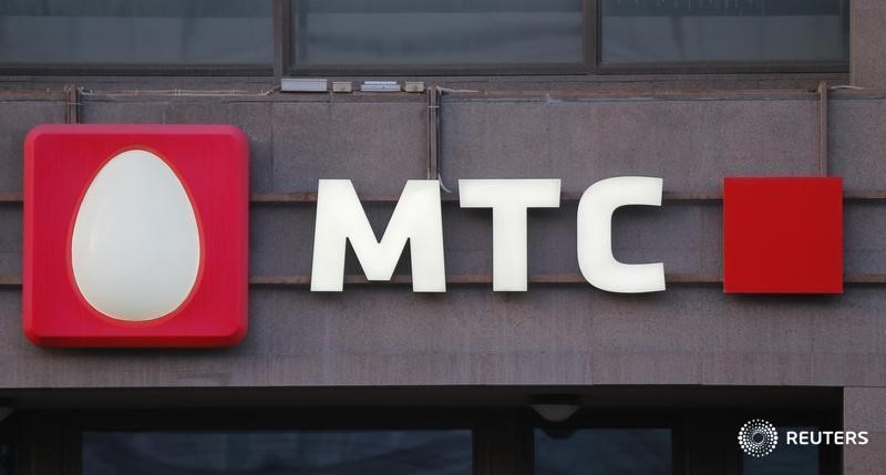 © Reuters. Логотип МТС на здании в Москве