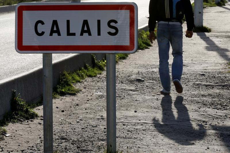 © Reuters. LA JUSTICE DIT NON À UN CENTRE D'ACCUEIL POUR MIGRANTS À CALAIS