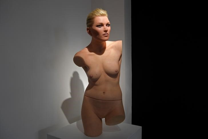 © Reuters. Escultura realista de modelo britânica Kate Moss em exibição na Opera Gallery, em Londres