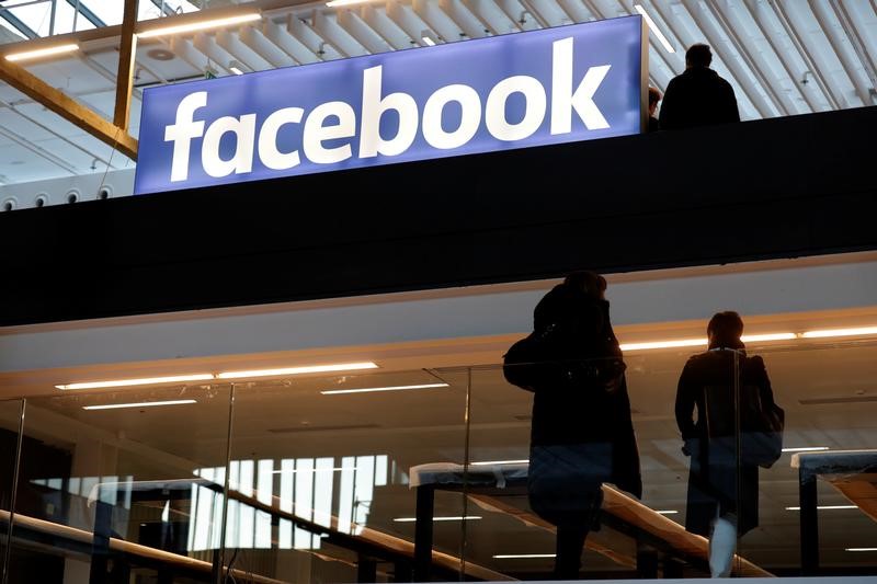 © Reuters. Logo do Facebook é vista em reunião de companhias start-up em Paris