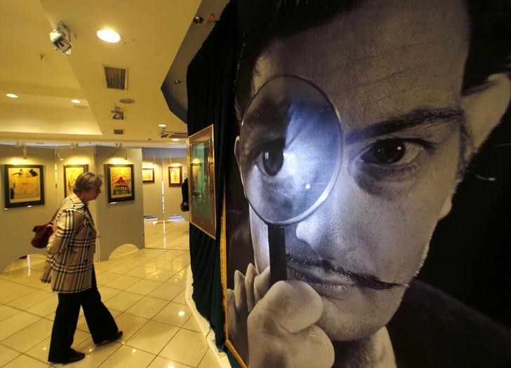 © Reuters. Visitante em exposição de Salvador Dalí em São Petersburgo