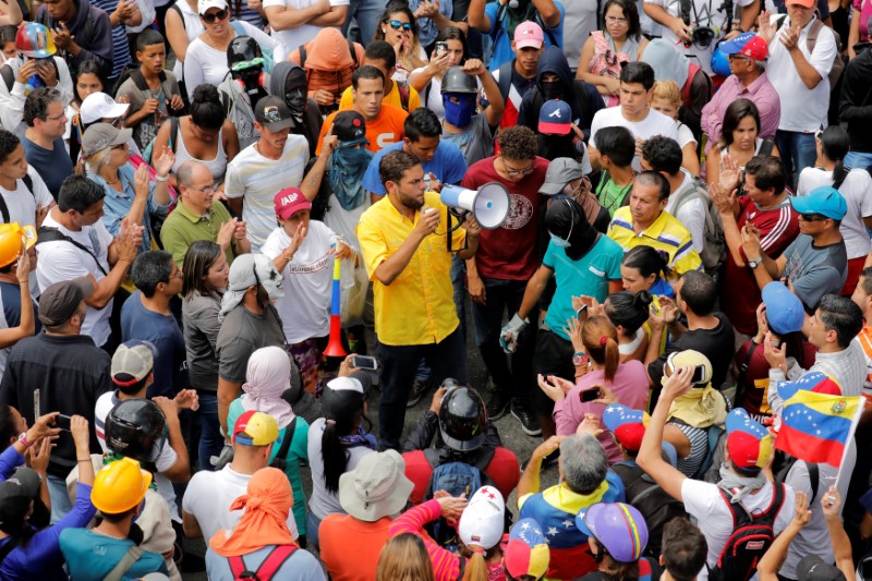 © Reuters. Parlamentar de oposição Juan Requesens faz discurso durante evento contra o presidente da Venezuela, Nicolás Maduro, em Caracas