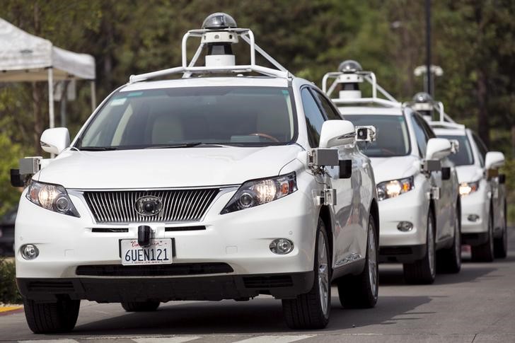 © Reuters. Carros com sensores para teste de veículos autônomos do Google