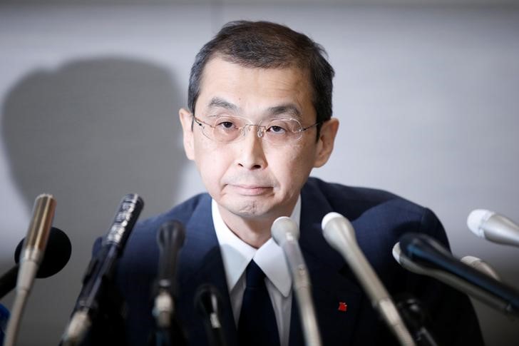 © Reuters. Presidente-executivo da Takata, Shigehisa Takada, fala à jornalistas depois do pedido de recuperação judicial