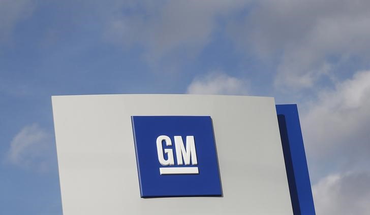 © Reuters. The GM logo is seen in Warren Michigan