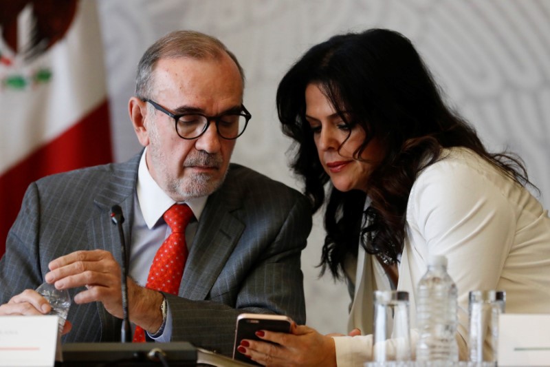 © Reuters. Claudia Algorri, Director General of Social Communication of the SRE, shows her mobile to Carlos Manuel Sada Solana, Mexico's Deputy Foreign Minister for North America, during a news conference in Mexico City