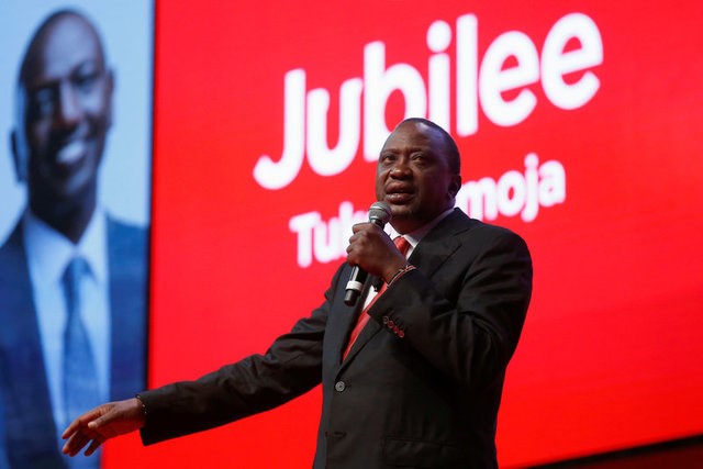 © Reuters. Kenya's President Uhuru Kenyatta delivers his speech during an event unveiling the Jubilee Party's manifesto in Nairobi