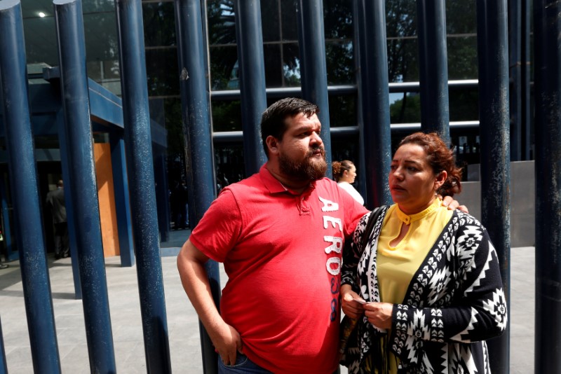 © Reuters. FILE PHOTO: Frida Urtiz, wife of reporter Salvador Adame Pardo, and his brother in law Franco Urtiz, stand during a protest for last May 18 disappearance of Adame, outside the offices of the Attorney General of the Republic in Mexico City