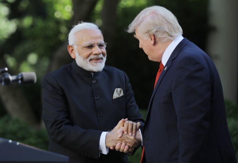 © Reuters. U.S. President Trump greets Indian Prime Minister Modi during joint news conference in the Rose Garden of the White House in Washington