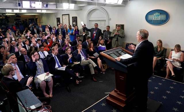 © Reuters. White House spokesman Sean Spicer holds a off-camera briefing (no TV) at the White House in Washington