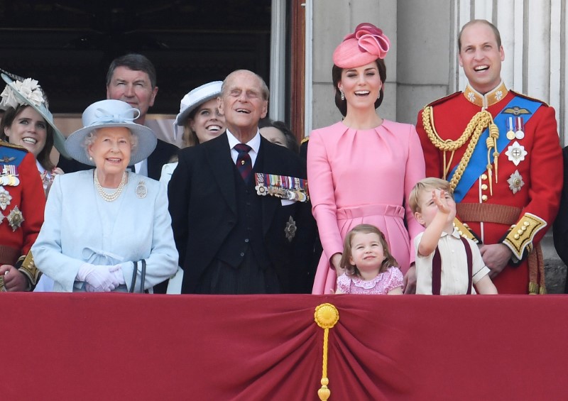 © Reuters. Members of Britain's royal familly stand on the balcony of Buckingham Palace after Trooping the Colour in London