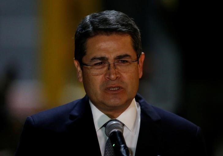 © Reuters. Honduras' President Juan Orlando Hernandez speaks to the media after his arrival at Mariscal Sucre Airport in Quito