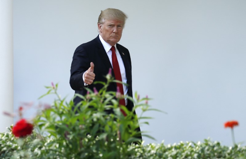 © Reuters. U.S. President Trump gives a thumbs up as he walks up the West Wing colonnade to meet Indian Prime Minister Modi as he arrives at the White House in Washington