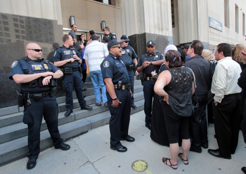 © Reuters. Family members of detainees line up to enter the federal court just before a hearing to consider a class-action lawsuit filed on behalf of Iraqi nationals facing deportation, in Detroit