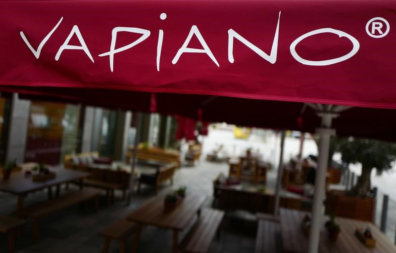 © Reuters. The outside sitting area of a Vapiano restaurant is photographed in a shopping mall in the city of Hanau near Frankfurt