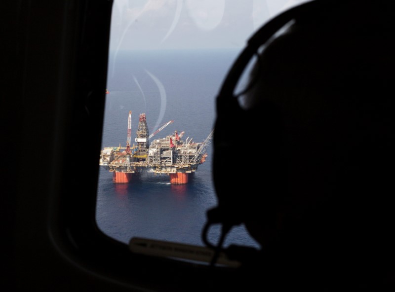 © Reuters. Representative Steve Scalise (R-LA) views BP's Thunder Horse Oil Platform in the Gulf of Mexico, 150 miles from the Louisiana coast in this handout photo