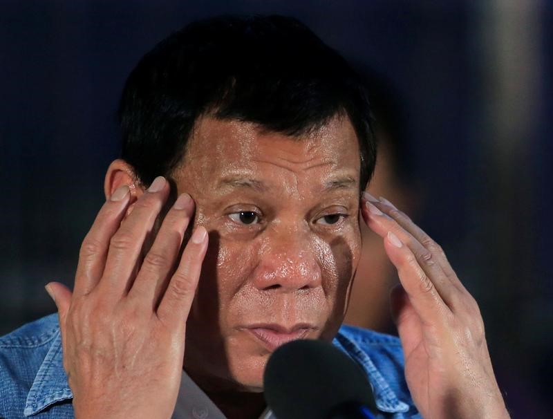 © Reuters. حكومة الفلبين: الرئيس على قيد الحياة وبخير
