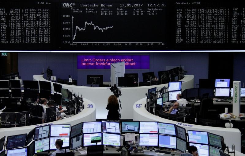 © Reuters. Traders work in front of the German share price index, DAX board, at the stock exchange in Frankfurt